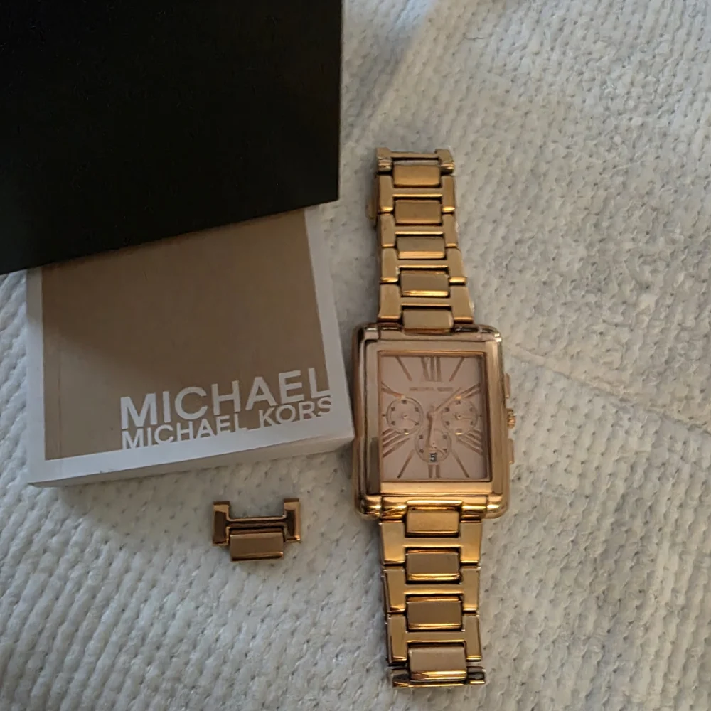 Michael Kors Rose Gold Watch - Picture 2 of 6